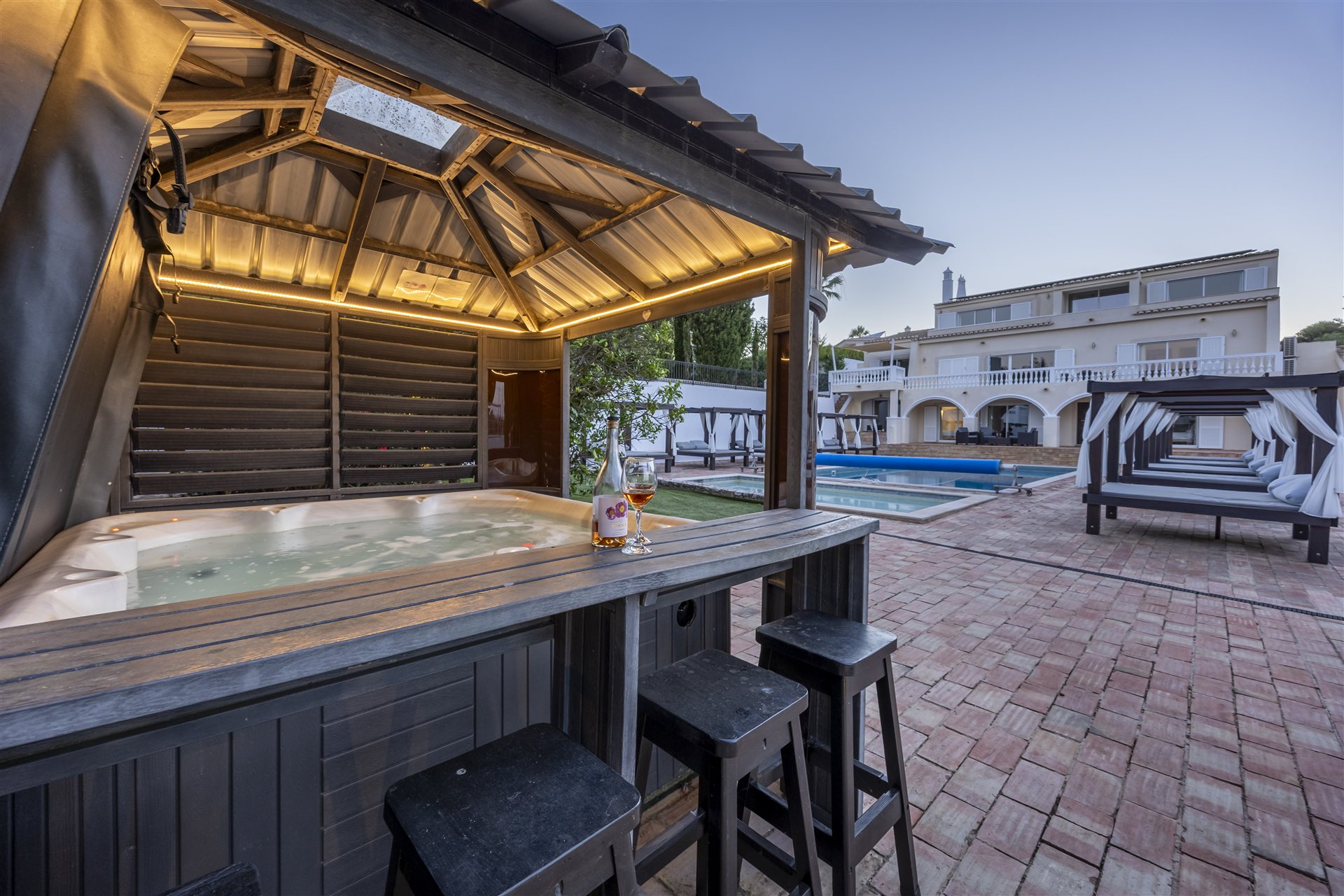 The jacuzzi and outside bar under the pergola